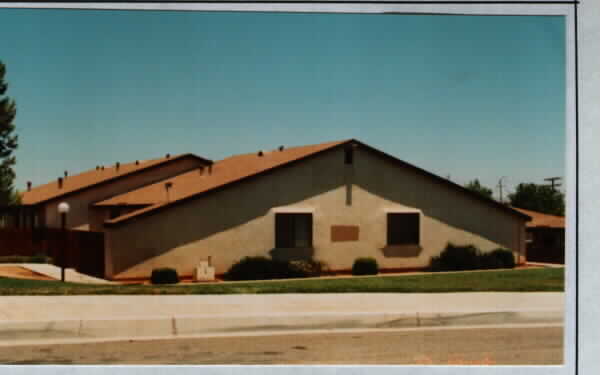 Sequoia Apartments in Hesperia, CA - Foto de edificio - Building Photo