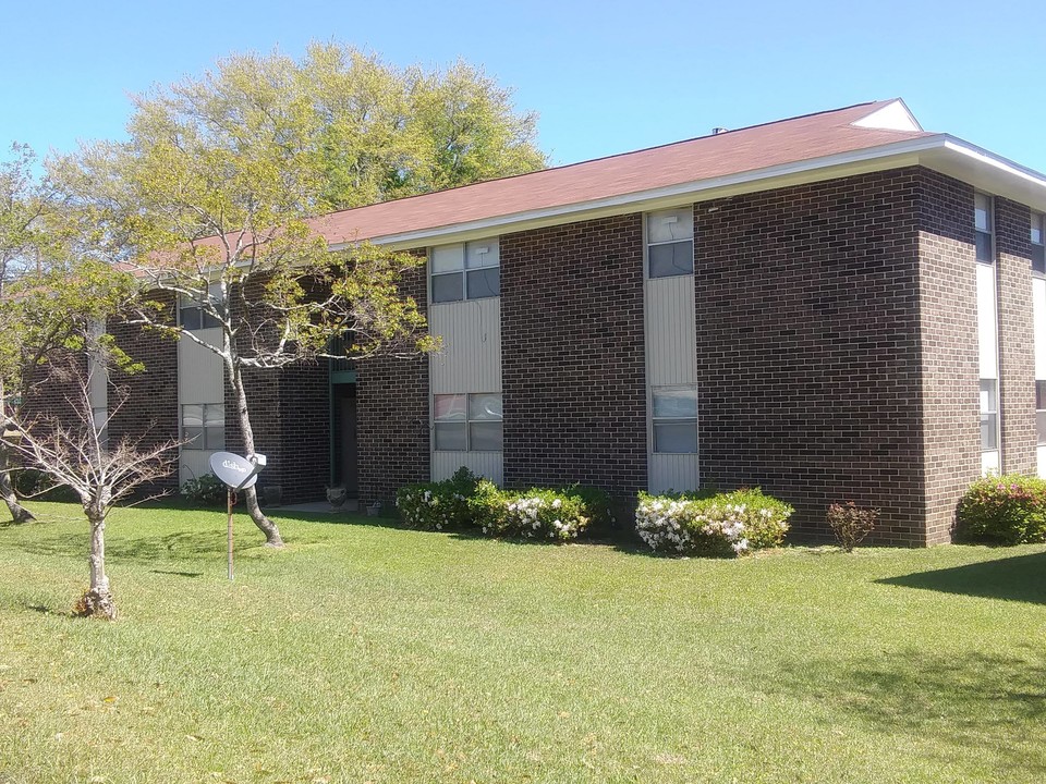 Azalea Apartments in Dothan, AL - Building Photo