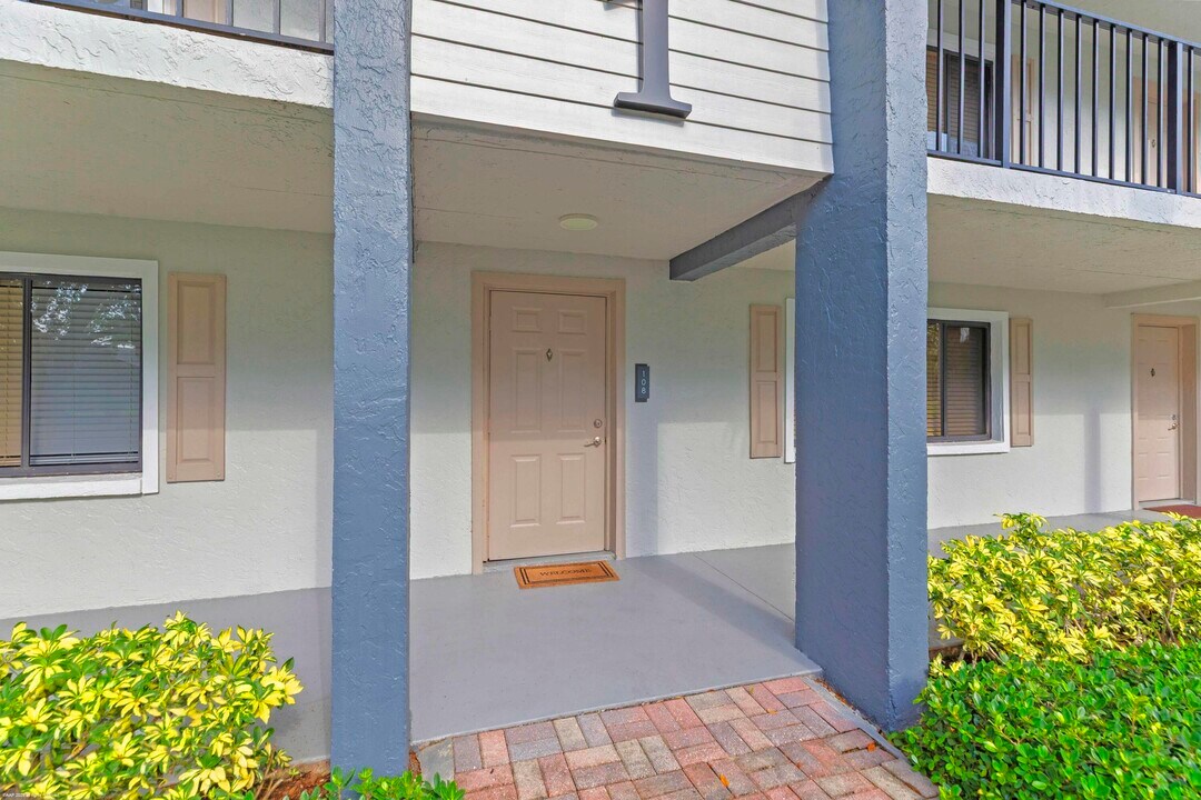 711 Forest Club Dr in Wellington, FL - Building Photo