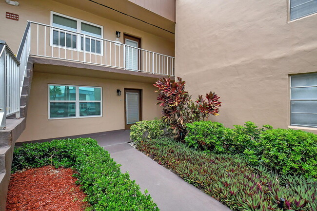 632 Burgundy N in Delray Beach, FL - Foto de edificio - Building Photo