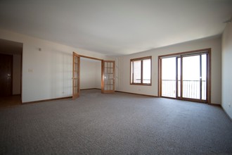 Capulina Ave in Morton Grove, IL - Building Photo - Interior Photo