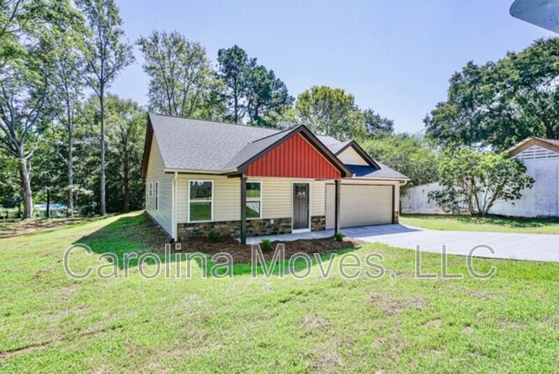 204 E Turner St in Landrum, SC - Foto de edificio