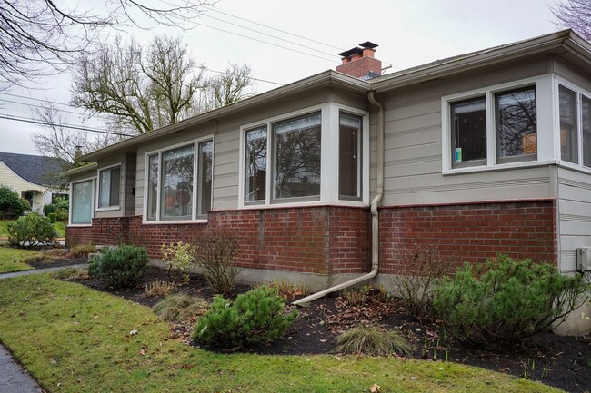 property at 1715 SE Claybourne St