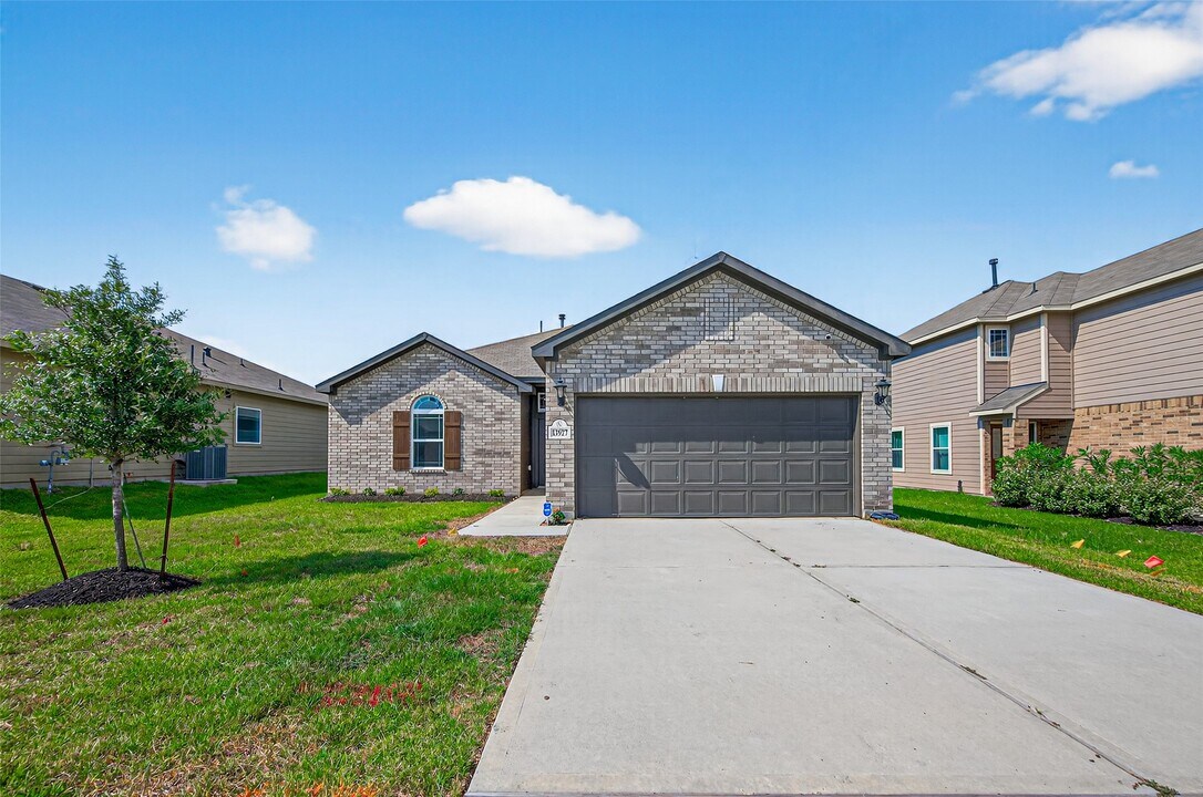 13927 Katlin Rd in Conroe, TX - Building Photo