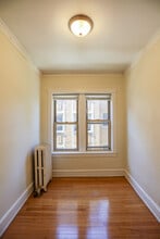 1361 W Greenleaf Ave, Unit #2B in Chicago, IL - Building Photo - Building Photo