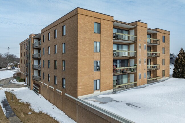 Carrollton Condominiums in Rocky River, OH - Foto de edificio - Building Photo