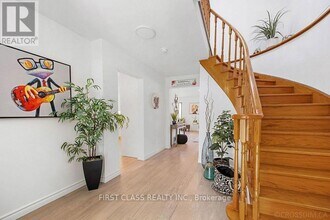 25 Lansbury Dr in Toronto, ON - Building Photo - Building Photo