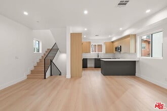 913 N Hobart Blvd in Los Angeles, CA - Building Photo - Building Photo