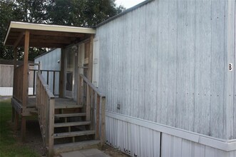 601 Clear Lake Rd in Highlands, TX - Building Photo - Building Photo