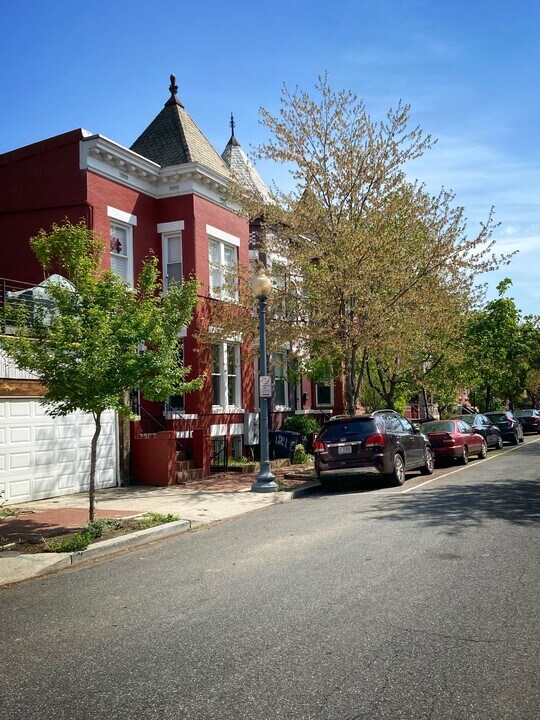 127 Seaton Plz NW, Unit B in Washington, DC - Foto de edificio