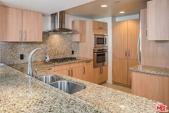 13650 Marina Pointe Dr in Marina Del Rey, CA - Building Photo - Building Photo