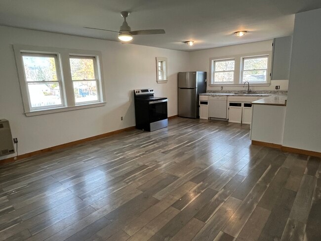 4 woodland drive, Unit Apartment in Norway, ME - Building Photo - Building Photo