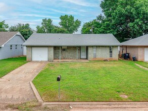 2310 E 11th St in Shawnee, OK - Building Photo - Building Photo