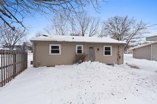 1045 Green Acres Ln in Neenah, WI - Building Photo - Building Photo