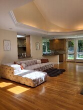 423 Concord Rd in Weston, MA - Foto de edificio - Building Photo