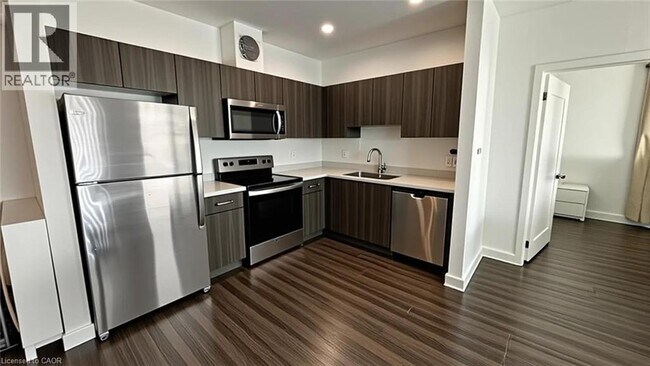 408 Dundas St S in Cambridge, ON - Building Photo - Building Photo