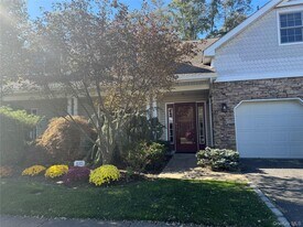 137 Pond View Dr in Port Washington, NY - Building Photo