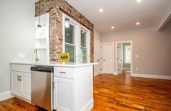 140 Chelsea St, Unit 3 in Boston, MA - Building Photo - Building Photo