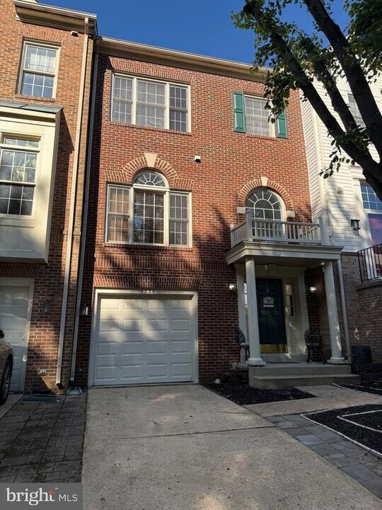 6634 Frost Lake Ln in Alexandria, VA - Building Photo