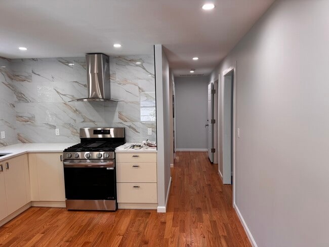 16 Treat Ave, Unit 2nd floor in Stamford, CT - Building Photo - Building Photo