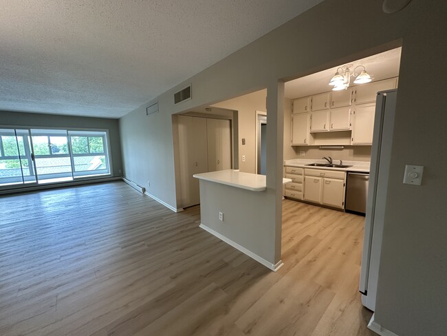 4075 W 51st St, Unit 408 in Minneapolis, MN - Building Photo - Building Photo