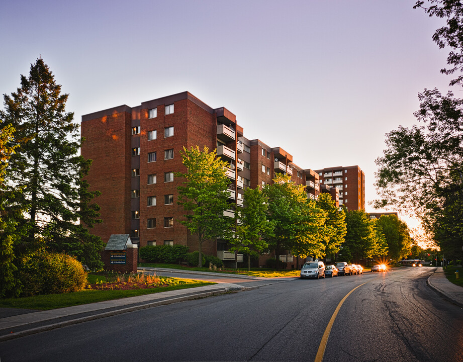 Deschenes Court in Ottawa, ON - Building Photo