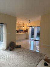 11463 SW 74th St in Miami, FL - Foto de edificio - Building Photo