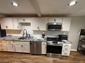 23058 Drake Rd in Bedford, OH - Building Photo - Building Photo