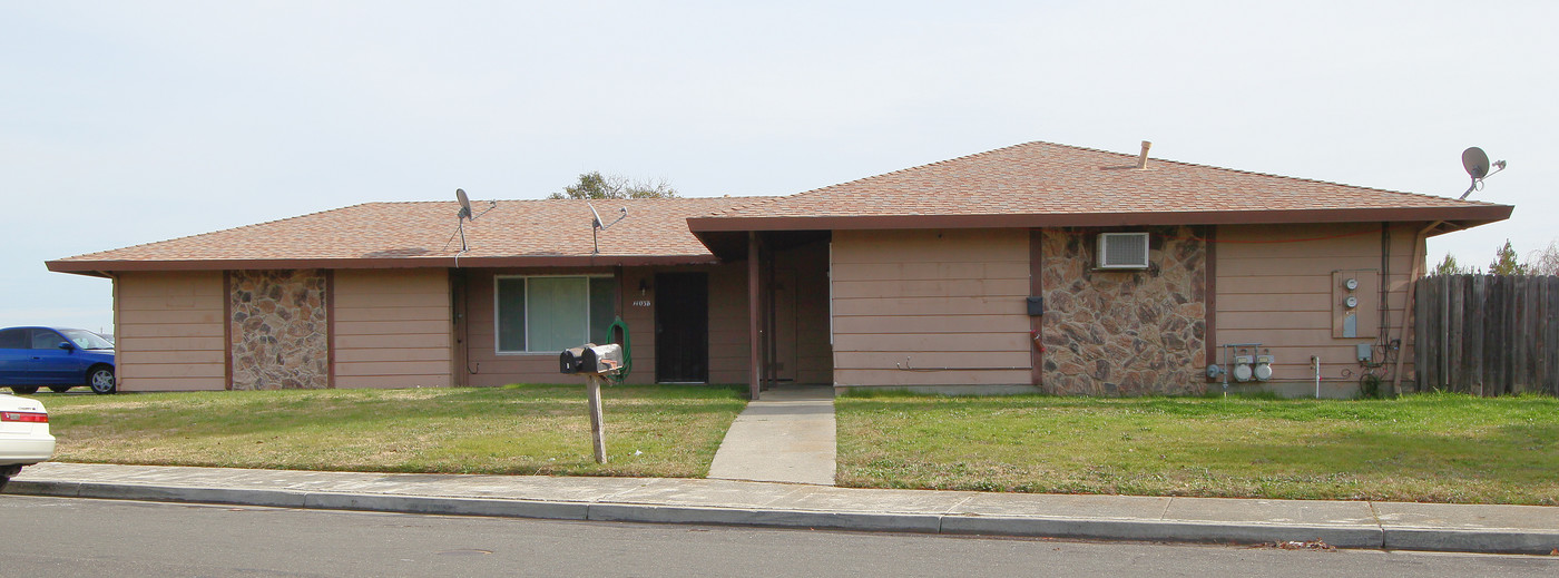 1403 Humphrey Dr in Suisun City, CA - Foto de edificio