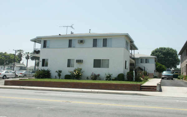 111 N Atlantic Blvd in Alhambra, CA - Building Photo - Building Photo