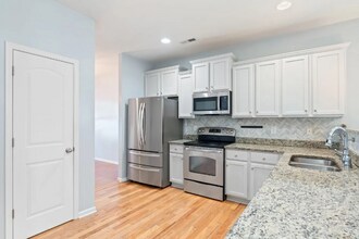 4221 Lochurst Dr in Winston-Salem, NC - Foto de edificio - Building Photo