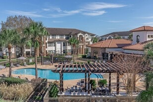 Vizcaya Apartments in Houston, TX - Building Photo