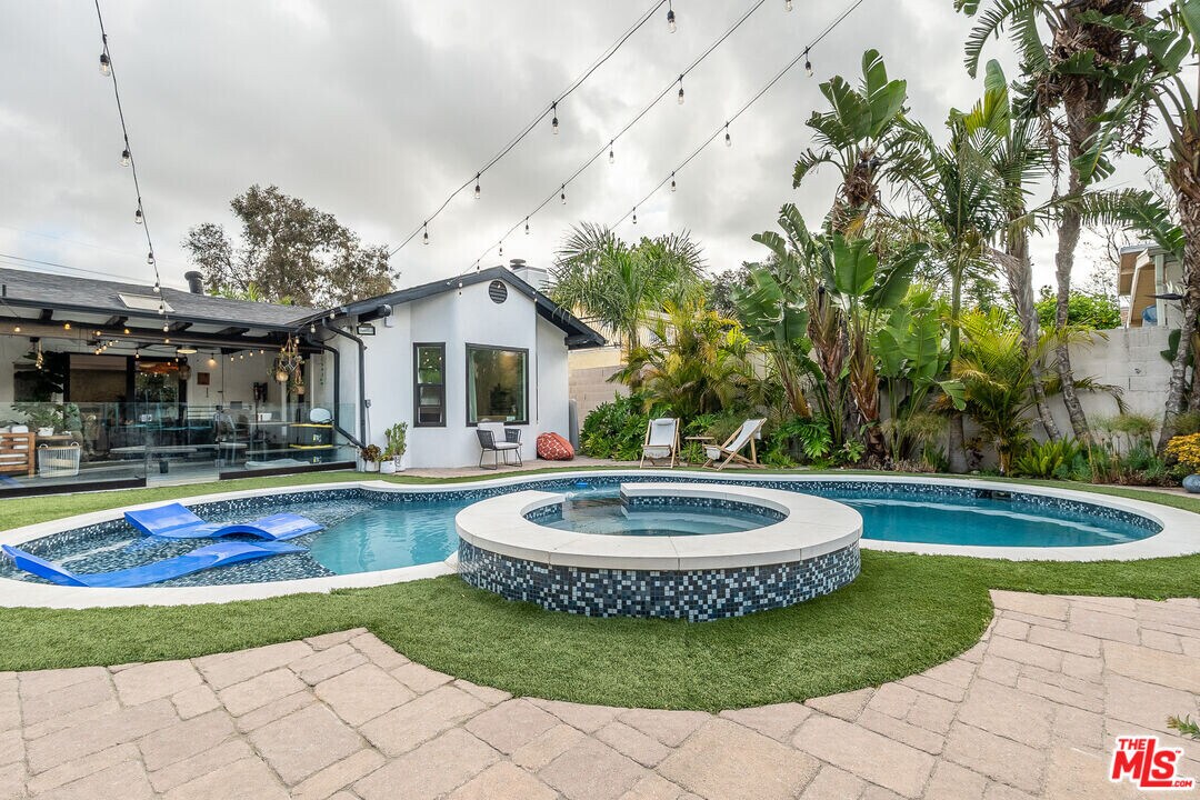 12322 Sylvan St in Los Angeles, CA - Building Photo