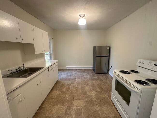 695 Cape St-Unit -3 in Lee, MA - Building Photo - Building Photo