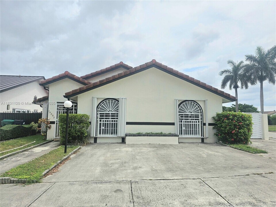 14203 SW 54th St in Miami, FL - Building Photo