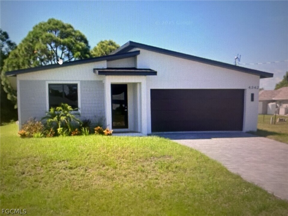 4342 NW 34th Pl in Cape Coral, FL - Building Photo