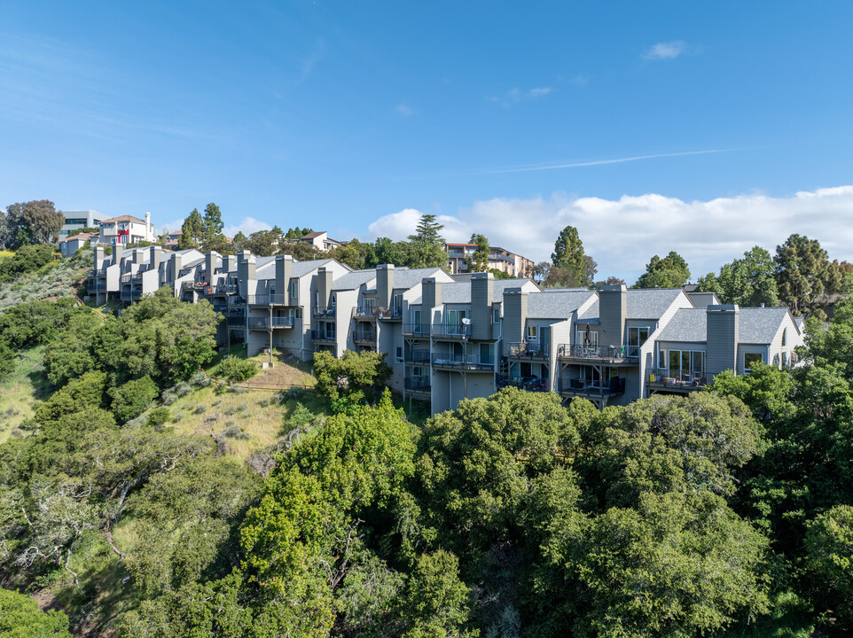 1040 Continentals WAY in Belmont, CA - Foto de edificio