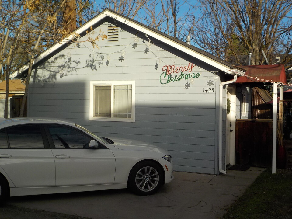 1425 Pine St in Paso Robles, CA - Foto de edificio