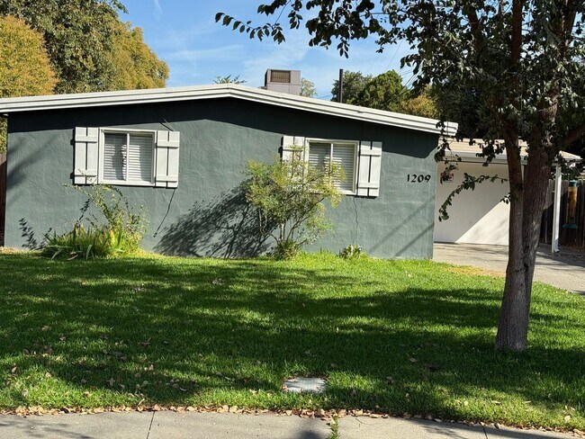 1209 Colgate Dr in Davis, CA - Foto de edificio - Building Photo
