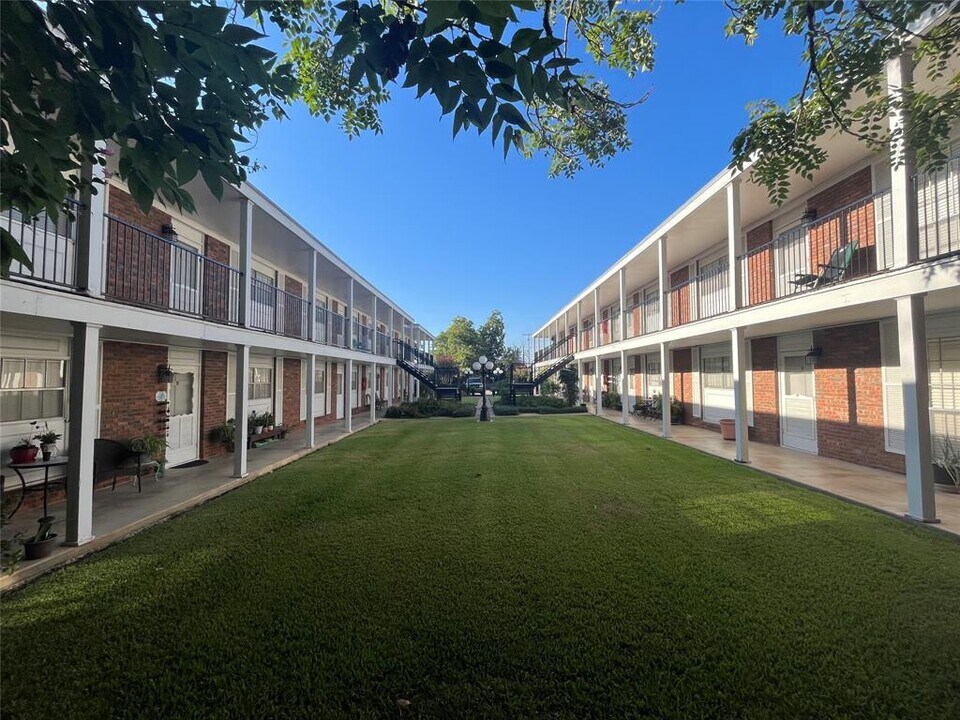 401 E Main St, Unit 8 in Brenham, TX - Building Photo