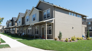 Logan Place Village Townhomes in Camas, WA - Building Photo - Building Photo