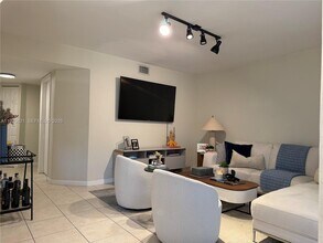 882 NW 92nd Ave in Plantation, FL - Building Photo - Building Photo