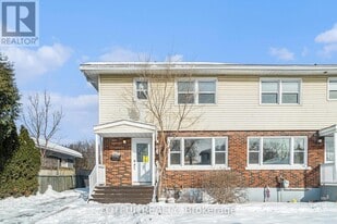 905 Smyth Rd in Ottawa, ON - Building Photo
