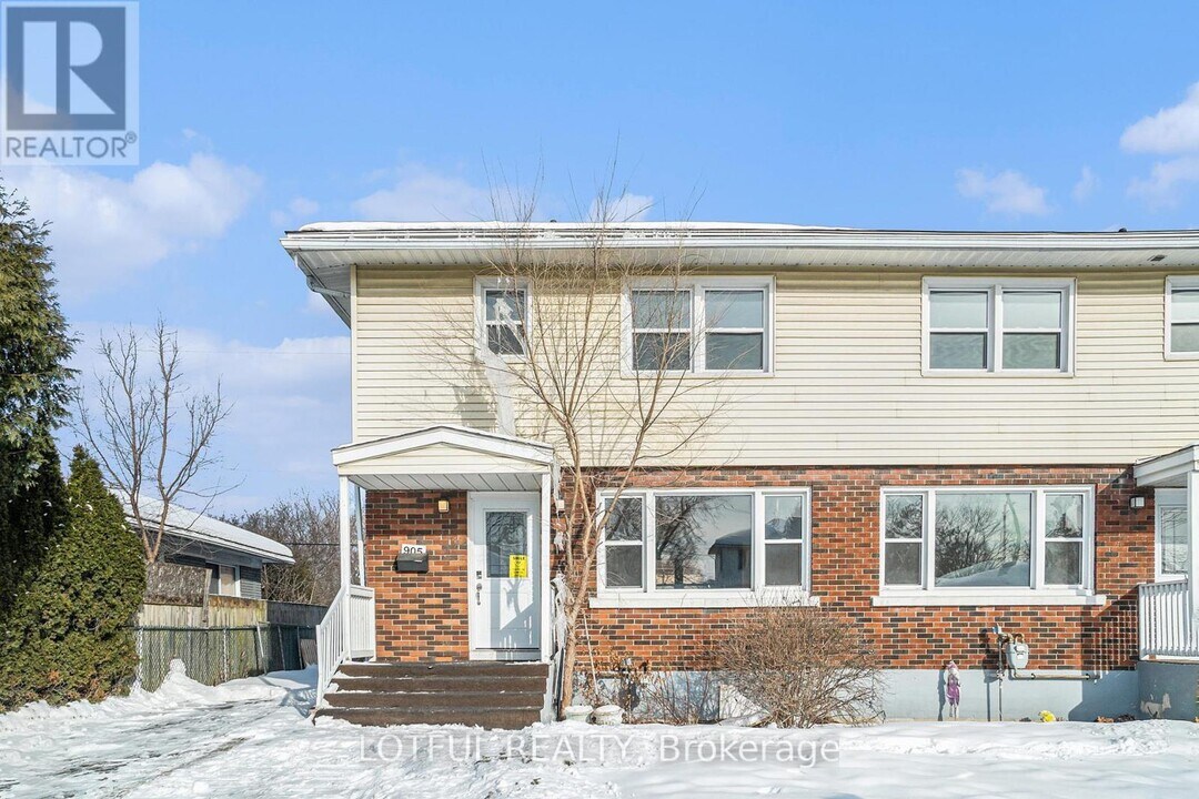 905 Smyth Rd in Ottawa, ON - Building Photo