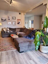 2509 W Augusta Blvd, Unit 2F in Chicago, IL - Foto de edificio - Building Photo