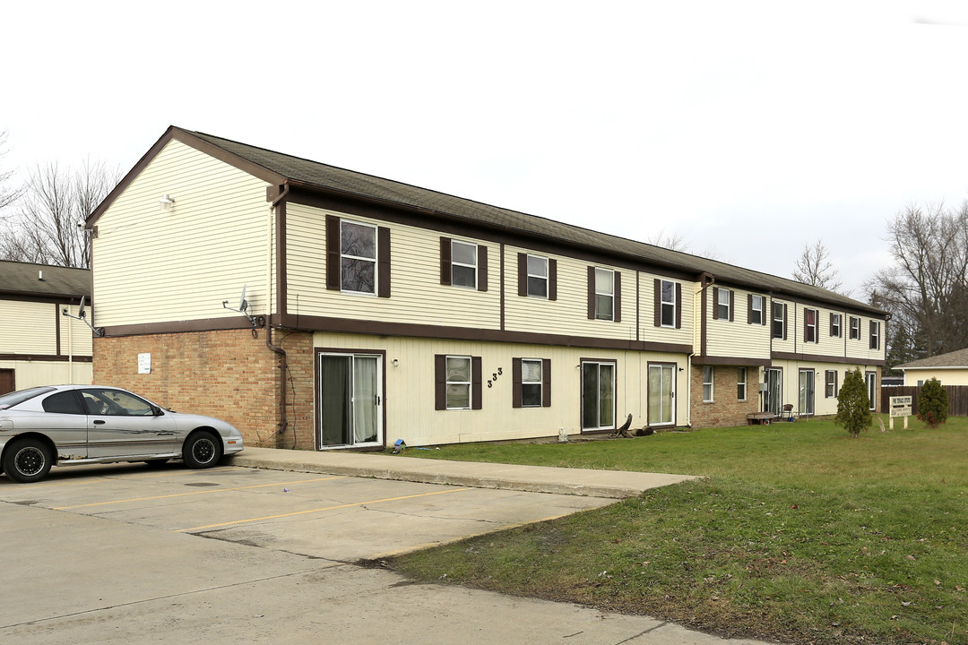 Pine Terrace Estates in Jefferson, OH - Foto de edificio