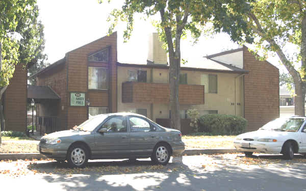 142 - Amber Pines in Upland, CA - Foto de edificio - Building Photo