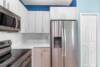 10242 NW 7th St in Miami, FL - Building Photo - Building Photo