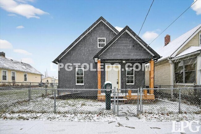 2025 Caledonia St in Toledo, OH - Building Photo - Building Photo