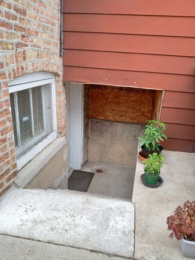 2049 N Kilpatrick Ave, Unit GDN in Chicago, IL - Building Photo - Building Photo
